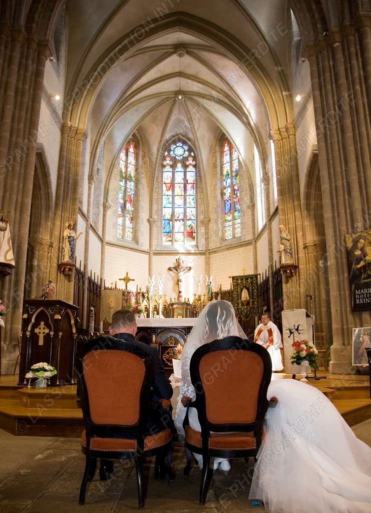 Mariés à l'église