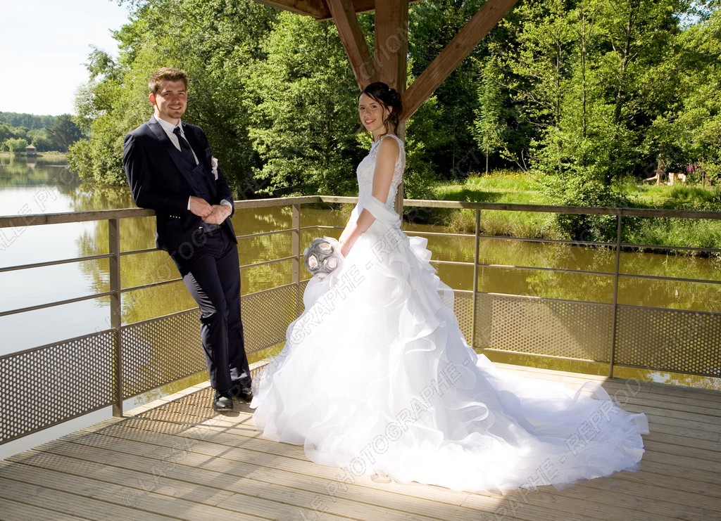 Photo de mariage au bord du lac