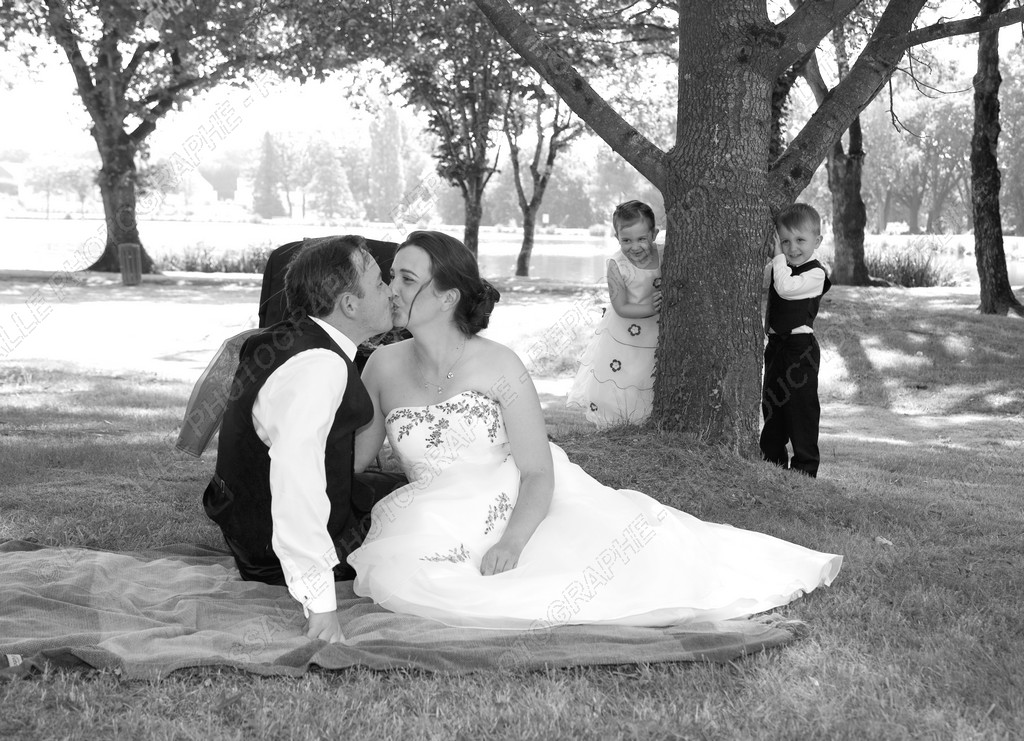 Mariés en noir et blanc