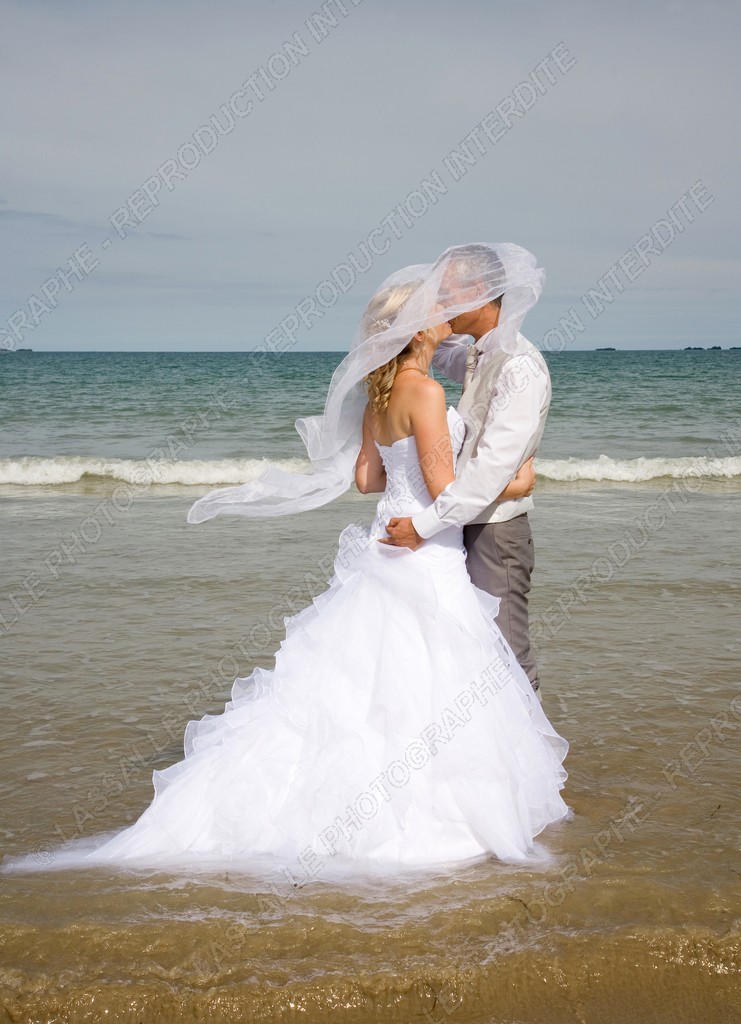 Mariés au bord de l'eau
