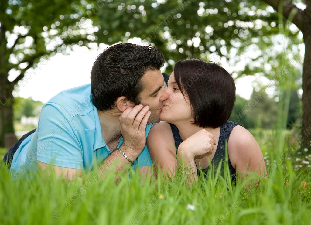 Portrait de couple dans l'herbe